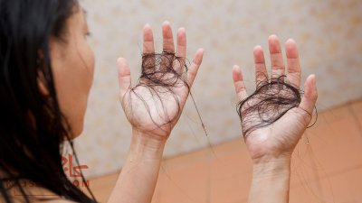 مهم ترین علت ریزش مو در حمام و درمان آن